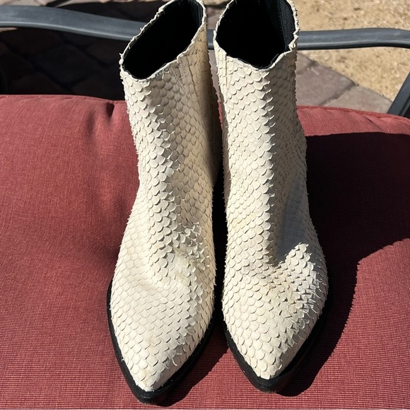 Real Snake Skin Steven by Steve Madden Chelsea booties, western chic, cream,sz 9 - Picture 10 of 17